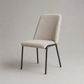 Sedia da pranzo imbottita in tessuto beige con telaio in metallo nero, 48 × 56 × 86 cm