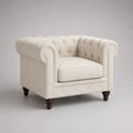 Poltrona Chesterfield monoposto in tessuto avorio con braccioli arrotondati e gambe in legno marrone scuro, 110 × 92 × 75 cm