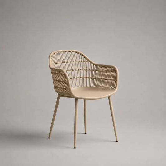 Sedia da pranzo beige con braccioli, schienale curvo in corda di polipropilene e struttura in acciaio, 58 x 59 x 83 cm