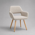 Sedia da pranzo con braccioli in tessuto bouclé e gambe in legno, beige e naturale, 58 x 60 x 82 cm